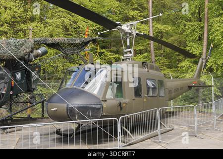 Hélicoptère militaire Bell UH-1 d Huey de l'armée des États-Unis dans le musée en plein air de point Alpha musée en plein air sur l'ancienne frontière intérieure de l'Allemagne entre W Banque D'Images