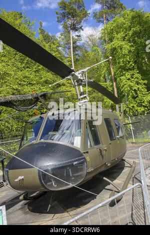 Hélicoptère militaire Bell UH-1 d Huey de l'armée des États-Unis dans le musée en plein air de point Alpha musée en plein air sur l'ancienne frontière intérieure de l'Allemagne entre W Banque D'Images