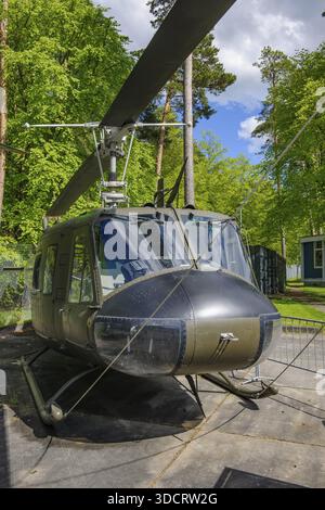 Hélicoptère militaire Bell UH-1 d Huey de l'armée des États-Unis dans le musée en plein air de point Alpha musée en plein air sur l'ancienne frontière intérieure de l'Allemagne entre W Banque D'Images