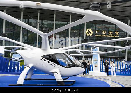 Guangzhou, Chine. 25 décembre 2025. Un taxi aérien électrique est exposé lors de la Conférence sur le développement de haute qualité de l'économie de basse altitude dans la GBA. Guangzhou, China.25th décembre 2025. Avec pour thème « diriger avec innovation, construire une base solide pour la sécurité, et pionnier dans la région de la Grande Baie », la Conférence sur le développement de haute qualité de l'économie de basse altitude dans l'ACS démarre à Guangzhou, capitale de la province du Guangdong du sud de la Chine, le 25 décembre 2025. Crédit : CNSphoto/Alamy Live News Banque D'Images