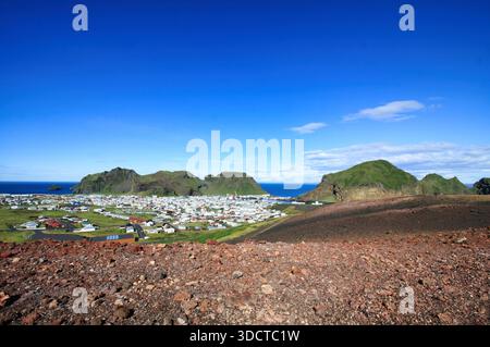 Vue panoramique de la ville de Heimaey depuis le volcan Eldfell, Islande. Banque D'Images