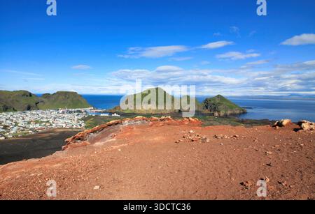 Vue panoramique de Heimaey depuis le volcan Eldfell, Islande. Banque D'Images