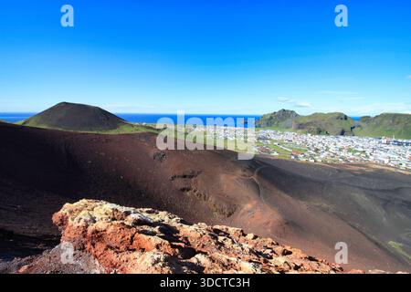 Vue panoramique sur le cratère Eldfell et la ville de Heimaey, Islande. Banque D'Images