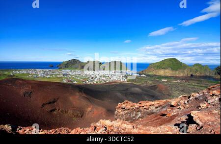 Vue panoramique de la ville de Vestmannaeyjar depuis le bord volcanique d'Eldfell, Islande. Banque D'Images