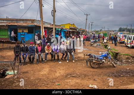 Migori, Kenya, - 21 juin 2025 : la vie rurale vue du chemin de terre des gens qui travaillent et vivent.. Les chauffeurs de moto-taxi au Kenya sont principalement connus Banque D'Images