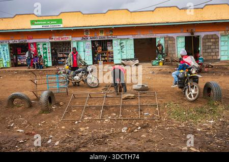 Migori, Kenya, - 21 juin 2025 : la vie rurale vue du chemin de terre des gens qui travaillent et vivent.. Les chauffeurs de moto-taxi au Kenya sont principalement connus Banque D'Images