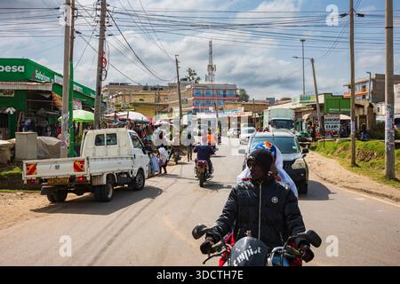 Migori, Kenya, - 21 juin 2025 : la vie rurale vue du chemin de terre des gens qui travaillent et vivent.. Les chauffeurs de moto-taxi au Kenya sont principalement connus Banque D'Images