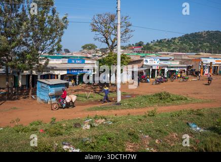 Migori, Kenya, - 21 juin 2025 : la vie rurale vue du chemin de terre des gens qui travaillent et vivent.. Les chauffeurs de moto-taxi au Kenya sont principalement connus Banque D'Images