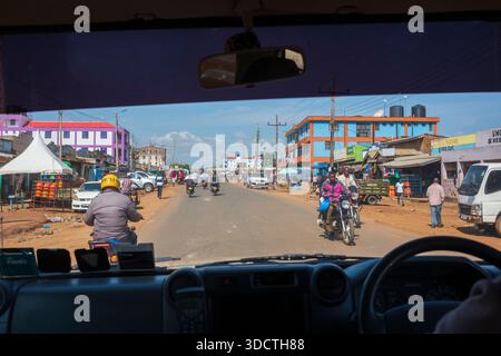 Migori, Kenya, - 21 juin 2025 : la vie rurale vue du chemin de terre des gens qui travaillent et vivent.. Les chauffeurs de moto-taxi au Kenya sont principalement connus Banque D'Images