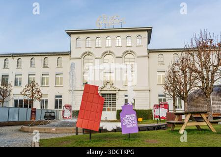 Broc, Canton de Fribourg, Suisse. Extérieur du bâtiment blanc de la chocolaterie Maison Cailler et entrée des visiteurs. Banque D'Images