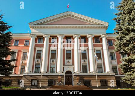 Kaliningrad, Russie - 01 mai 2013 - Grand bâtiment du gouvernement avec des colonnes et des drapeaux sur le ciel bleu clair. Banque D'Images
