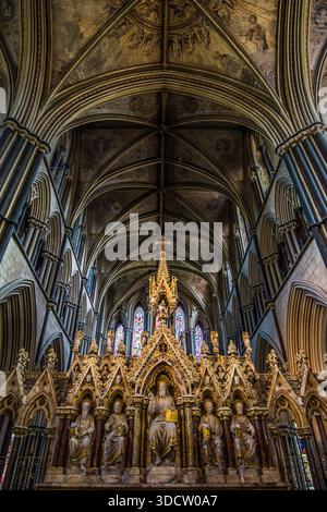 Vue de l'intérieur du maître-autel et des redos avec des plafonds voûtés peints à la cathédrale de Worcester, Worcester, Worcestershire, Angleterre. Banque D'Images