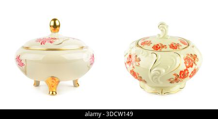 Deux récipients en porcelaine ornés présentent un art sophistiqué à travers des motifs floraux et des finitions dorées. Banque D'Images