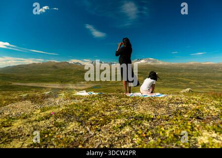 Mère enceinte et fille à Snøhetta Viewpoint Norvège Banque D'Images
