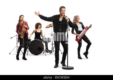 Chanteur masculin jouant avec un groupe de musiciennes isolées sur fond blanc Banque D'Images