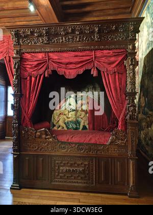 Chambre attribuée à la reine de Navarre Jeanne d'Albret. Le lit est une pièce de style néo Renaissance créée dans le C19ème, Château de Pau, France Banque D'Images