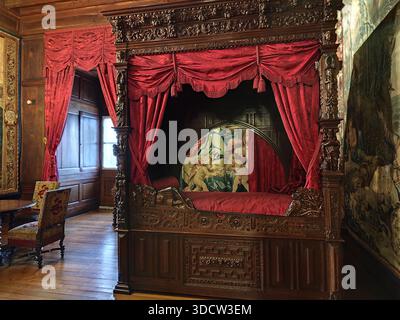 Chambre attribuée à la reine de Navarre Jeanne d'Albret. Le lit est une pièce de style néo Renaissance créée dans le C19ème, Château de Pau, France Banque D'Images