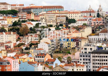 Lisbonne Portugal 06 décembre 2025. Des bâtiments résidentiels denses à flanc de colline avec des toits de tuiles et des façades colorées s'élèvent à travers le quartier de Bairro Alto. Banque D'Images