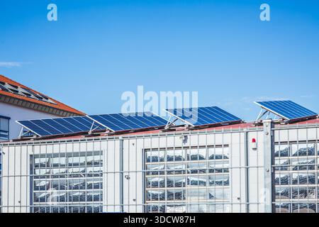 Panneaux solaires sur un toit de bâtiment industriel Banque D'Images