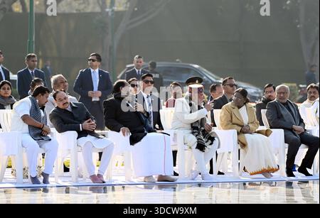 NEW DELHI, INDE - DÉCEMBRE 25 : le président Droupadi Murmu, le vice-président C.P. Radhakrishnan, l'ancien vice-président M. Venkaiah Naidu, le premier ministre Narendra Modi, le président national du BJP J.P. Nadda et le président national du BJP Nitin Nabin lors d'une cérémonie d'hommage à l'ancien premier ministre Atal Bihari Vajpayee à l'occasion de son 101e anniversaire de sa naissance à Sadaiv Atal le 25 décembre 2025 à New Delhi, en Inde. Atal Bihari Vajpayee est né le 25 décembre 1924 à Gwalior, Madhya Pradesh, et a été élu trois fois premier ministre. Il a été premier ministre de l'Inde à partir du 16 mai, Banque D'Images