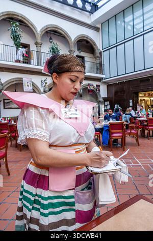 Puebla Mexique, centre historique Centro Historico, Sanborns Puebla Centro restaurant, serveuse adulte hispanique prenant l'ordre, uniforme traditionnel Banque D'Images