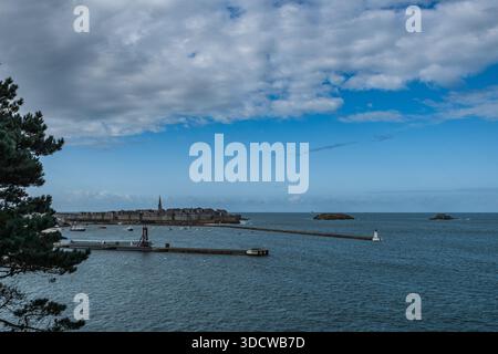 Paysage urbain de Saint-Malo surplombant le littoral à marée haute en Bretagne, France Banque D'Images