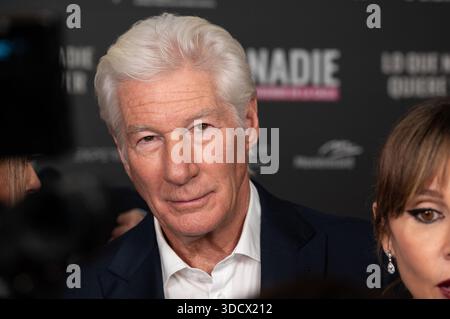 Richard Gere et Alejandra Gere assistent à la première de 'Lo que Nadie Quiere Ver' au cinéma Callao le 24 novembre 2025 à Madrid, en Espagne. Avec la participation des artistes : Richard Gere assiste à la première de 'Lo que Nadie Quiere Ver' au cinéma Callao le 24 novembre 2025 à Madrid, Espagne où : Madrid, Espagne quand : 24 novembre 2025 crédit : Oscar Gonzalez/WENN Banque D'Images