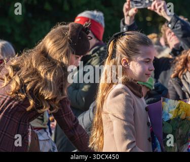 Sandringham, Norfolk, Royaume-Uni. 25 décembre 2025. La princesse Charlotte reçoit des fleurs de ses proches en quittant l'église Mary Magdalene sur le domaine Sandringham après avoir assisté au service du matin de Noël. Crédit : MartinJPalmer/Alamy Live News Banque D'Images