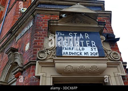Panneau de rue pour The Star and Garter, un pub historique et salle de musique sur Fairfield Street à Ardwick, Manchester, situé entre 18 et 20 Fairfield St. Banque D'Images
