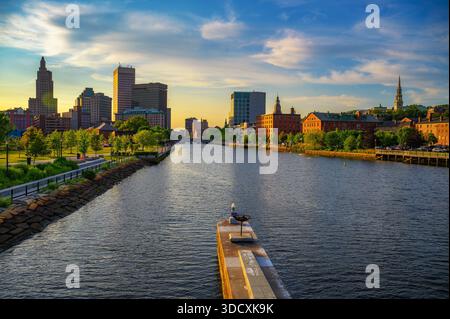 Providence River et Downtown at Sunset, Rhode Island, États-Unis Banque D'Images