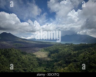 Volcan et vue sur la montagne avec lumière dorée et ciel clair. Banque D'Images