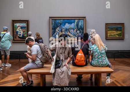 Visiteurs regardant des peintures à l'intérieur de la National Gallery Londres Angleterre Royaume-Uni Banque D'Images