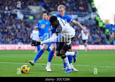 Patrick Agyemang de Derby County (à droite) et Christoph Klarer de Birmingham City se battent pour le ballon lors du Sky Bet Championship match à St Andrew's @ Knighthead Park, Birmingham. Date de la photo : vendredi 26 décembre 2025. Banque D'Images