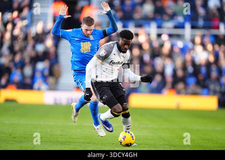 Patrick Agyemang de Derby County (à droite) et Marc Leonard de Birmingham City se battent pour le ballon lors du Sky Bet Championship match à St Andrew's @ Knighthead Park, Birmingham. Date de la photo : vendredi 26 décembre 2025. Banque D'Images