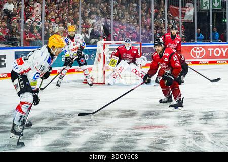 Allemagne. 26 décembre 2025. Eishockey Penny-DEL 32. Spieltag Koelner haie - Pinguins Bremerhaven am 26.12.2025 in der Lanxess Arena in Koeln v.l.n.r., Ziga Jeglic ( Bremerhaven ), Christian Wejse ( Bremerhaven ), Janne Juvonen ( Koeln ), Veli-Matti Vittasmaeki ( Koeln ), Brady Austin ( Koeln ) Foto : Revierfoto crédit : ddp Media GmbH/Alamy Live News Banque D'Images