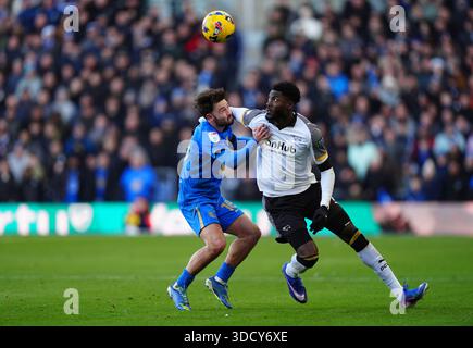 Patrick Agyemang de Derby County (à droite) et Patrick Roberts de Birmingham City se battent pour le ballon lors du Sky Bet Championship match à St Andrew's @ Knighthead Park, Birmingham. Date de la photo : vendredi 26 décembre 2025. Banque D'Images
