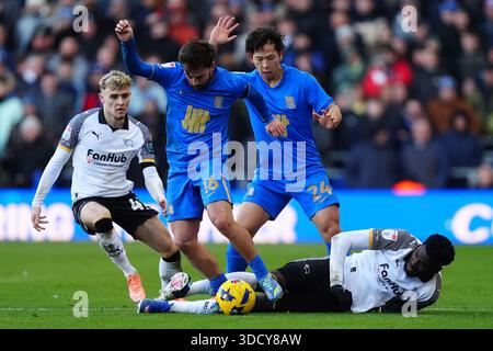 Patrick Roberts de Birmingham City (au centre) et Bobby Clark de Derby County et Patrick Agyemang de Derby County (à droite) se battent pour le ballon lors du Sky Bet Championship match à St Andrew's @ Knighthead Park, Birmingham. Date de la photo : vendredi 26 décembre 2025. Banque D'Images