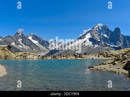 AM Bergsee Lac Blanc, dahinter die Gipfel aiguille du Chardonnet und aiguille d'Argentière sowie Gipfel aiguille verte und aiguille du Dru, Chamonix, Hochsavoyen, Frankreich / au lac de montagne Lac Blanc, derrière les sommets de l'aiguille du Chardonnet Banque D'Images
