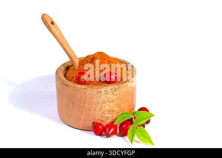 Poudre de rose musquée dans un bol en bois sur fond blanc Banque D'Images