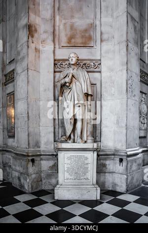 Marble statue of Sir Joshua Reynolds, influential English painter and first president of the Royal Academy, inside St Paul’s Cathedral, London, UK Banque D'Images