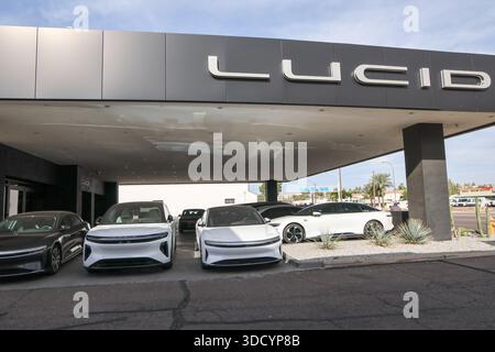 Un Lucid Service and Delivery Center est situé le long de Scottsdale Road à Scottsdale, Arizona USA comme vu ici le 23 décembre 2025. La Lucid Air 2025 a été en tête de liste de l'EPA comme la voiture de série la plus efficace avec un accès Supercharger et jusqu'à 500 miles d'autonomie lui donnant un avantage distinct sur ses rivaux EV. (Photo : Alexandra Buxbaum/Sipa USA). Banque D'Images