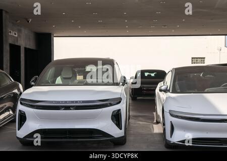 Un Lucid Service and Delivery Center est situé le long de Scottsdale Road à Scottsdale, Arizona USA comme vu ici le 23 décembre 2025. La Lucid Air 2025 a été en tête de liste de l'EPA comme la voiture de série la plus efficace avec un accès Supercharger et jusqu'à 500 miles d'autonomie lui donnant un avantage distinct sur ses rivaux EV. (Photo : Alexandra Buxbaum/Sipa USA). Banque D'Images