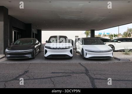 Un Lucid Service and Delivery Center est situé le long de Scottsdale Road à Scottsdale, Arizona USA comme vu ici le 23 décembre 2025. La Lucid Air 2025 a été en tête de liste de l'EPA comme la voiture de série la plus efficace avec un accès Supercharger et jusqu'à 500 miles d'autonomie lui donnant un avantage distinct sur ses rivaux EV. (Photo : Alexandra Buxbaum/Sipa USA). Banque D'Images