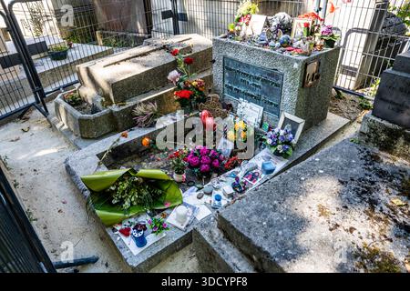 Tombe de Jim Morrison, chanteur légendaire des Doors, ornée de nombreuses offrandes de fans dans le cimetière historique du Père Lachaise, Paris, France Banque D'Images