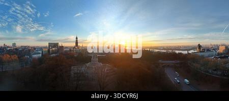 Vue aérienne grand écran du célèbre mémorial Bismarck au lever du soleil à Hambourg Banque D'Images