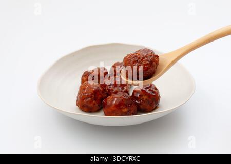 boulettes de viande avec sauce aigre-douce sur fond blanc Banque D'Images
