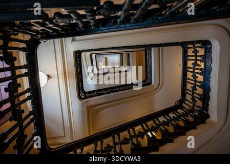En regardant l'escalier emblématique du Fullerton Hotel Sydney, situé dans l'ancien General Post Office (GPO), Sydney, NSW, Australie Banque D'Images