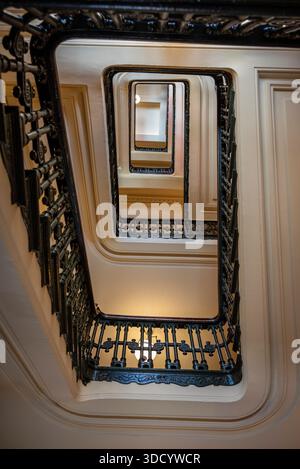 En regardant l'escalier emblématique du Fullerton Hotel Sydney, situé dans l'ancien General Post Office (GPO), Sydney, NSW, Australie Banque D'Images