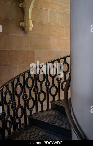 Escalier de la tour d'horloge du Fullerton Hotel Sydney, situé dans l'ancien bureau de poste général (GPO), Sydney, NSW, Australie Banque D'Images