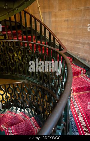 Escalier de la tour d'horloge du Fullerton Hotel Sydney, situé dans l'ancien bureau de poste général (GPO), Sydney, NSW, Australie Banque D'Images